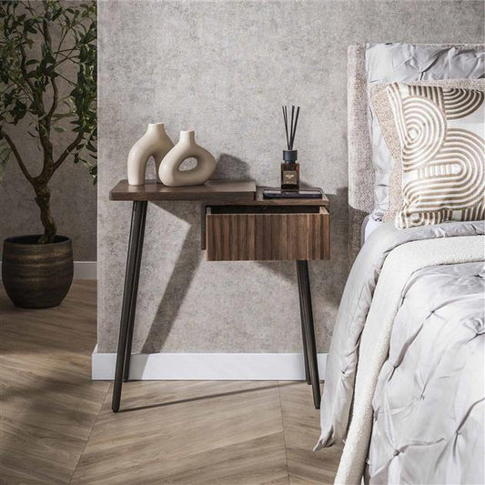 Nachtkastje Carve 1 lade / Massief acacia drift brown (links) (Magazijn sale)