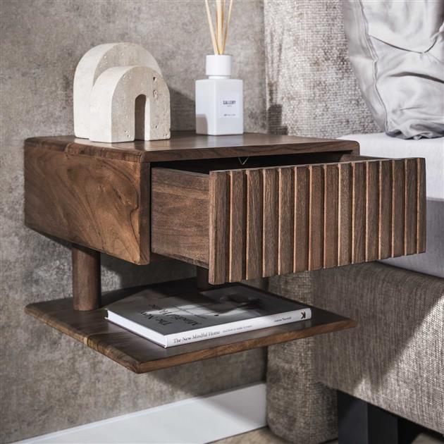 Nachtkastje 1 lade shelve Carve / Massief acacia drift brown van Idéco Design, foto 3