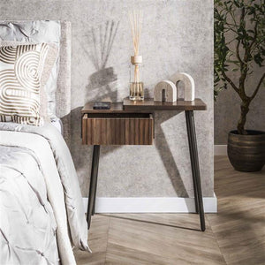 Nachtkastje Carve 1 lade  / Massief acacia drift brown (rechts)