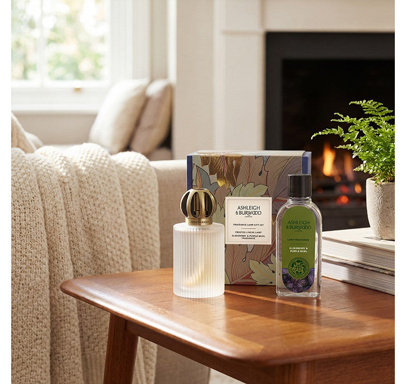 Ashleigh & Burwood Cadeauset  Geurlamp Elderberry helder glas + Purple Basil geurolie (NIEUW)