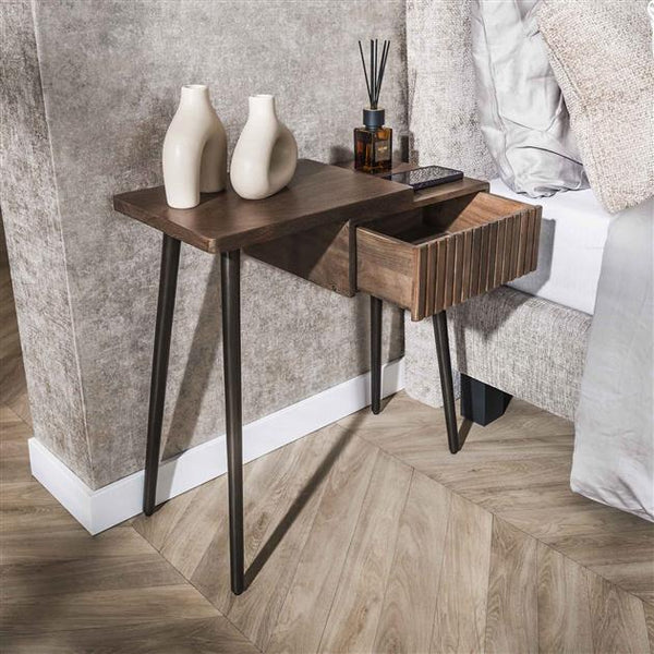 Nachtkastje Carve 1 lade  / Massief acacia drift brown (links)