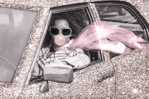 Glasschilderij vrouw in glitter auto 120x80 cm