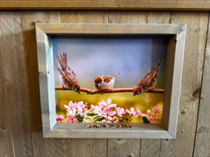 Feedy Vogelvoederlijst medium - 3 mussen op tak roze bloemen (41 x 34 cm)