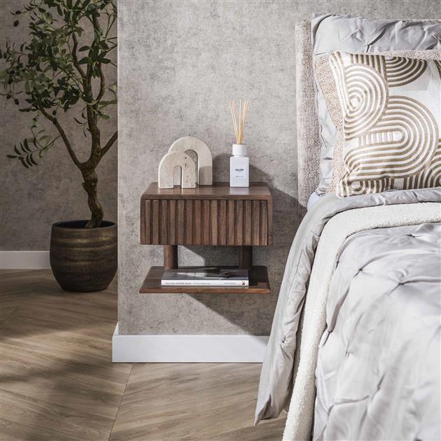 Nachtkastje 1 lade shelve Carve / Massief acacia drift brown van Idéco Design