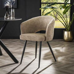 Eetkamerstoel met armleuning salon.  Boucle stof zandkleur