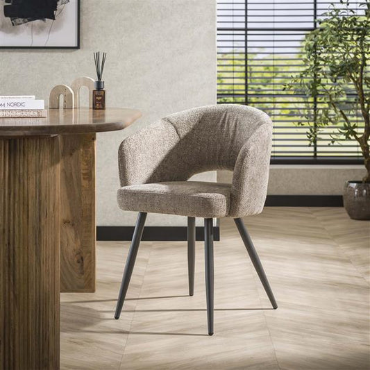 Eetkamerstoel met armleuning salon.  Tissee cargo  stof zandkleur
