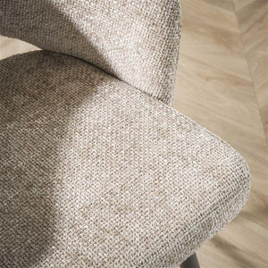 Eetkamerstoel met armleuning salon.  Tissee cargo  stof zandkleur