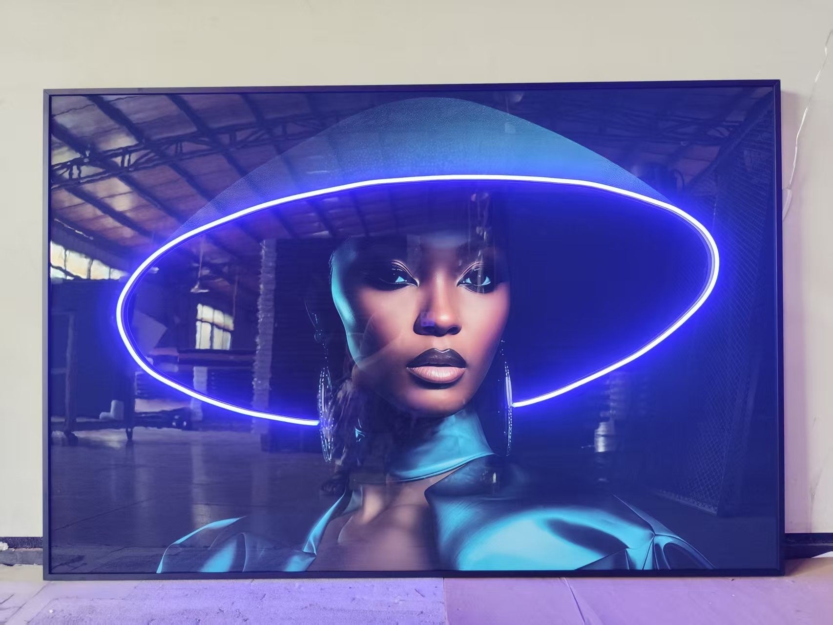 Glasschilderij met ledverlichting - Vrouw met led hoed 120x80 cm