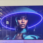 Glasschilderij met ledverlichting - Vrouw met led hoed 120x80 cm