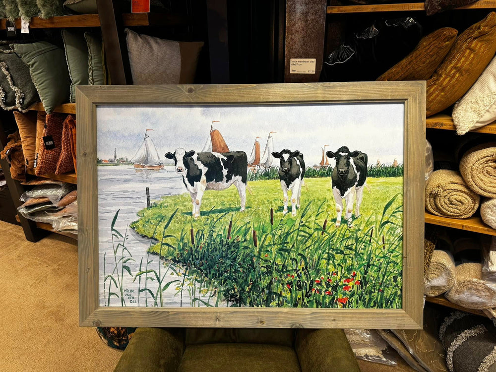 Buitenschilderij 3 koeien + zeilboten 123x87 cm - Wiebe van der Zee