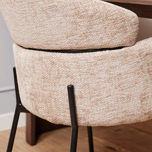 Eetkamerstoel Otis met armleuning op poten - Beige stof (Magazijn sale)