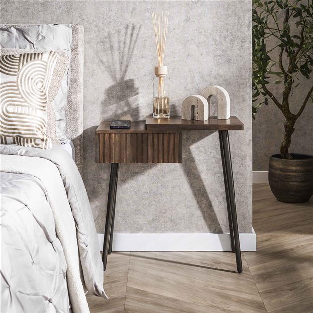 Nachtkastje Carve 1 lade  / Massief acacia drift brown (rechts) (Magazijn sale)