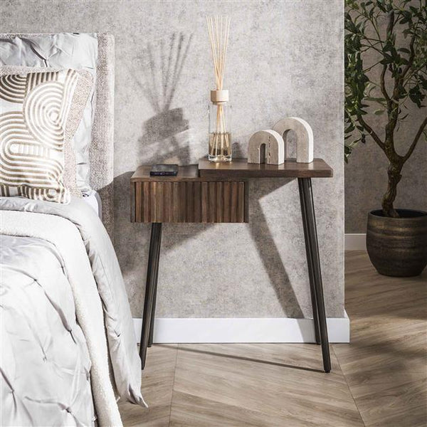 Nachtkastje Carve 1 lade  / Massief acacia drift brown (rechts)