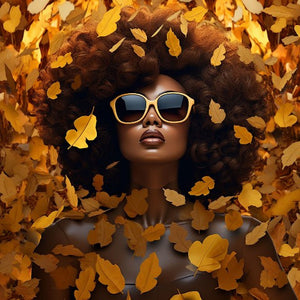 Glasschilderij vrouw in gouden bladeren met zonnebril 80x80 cm