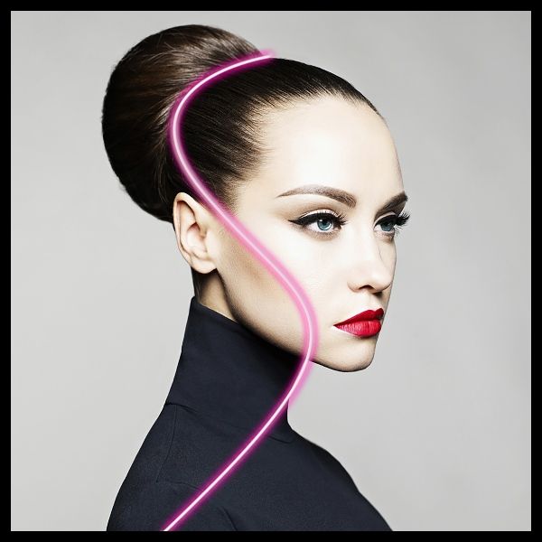 Glasschilderij met ledverlichting - Vrouw met roze led 80x80 cm
