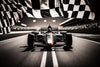 Glasschilderij Formule 1 auto en racevlag 120x80 cm