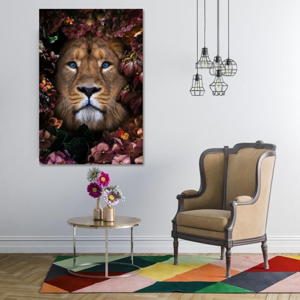 Glasschilderij Leeuw omringd door bloemen en vlinders 80x120 cm