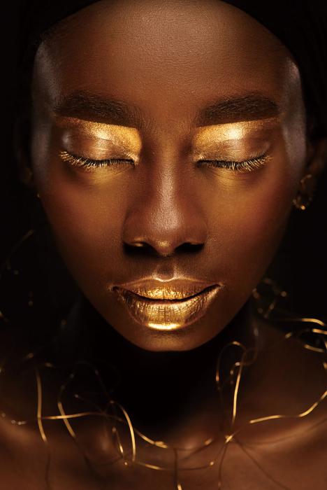 Glasschilderij vrouw gouden lippen & oogleden 80x120 cm