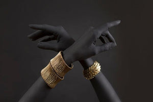 Glasschilderij vrouwen handen met gouden armbanden  120x80  cm