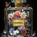 Glasschilderij Doorzichtig fashion parfum flesje met bloemen/vlinders 80x120 cm
