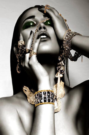 Glasschilderij vrouw met sieraden  110x160 cm