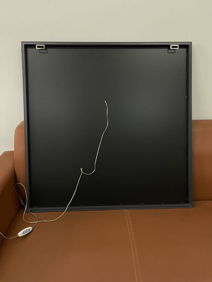 Glasschilderij met ledverlichting - Vrouw met roze led 80x80 cm