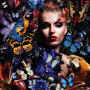 Glasschilderij vrouw/vlinders en papegaaien 100x100 cm