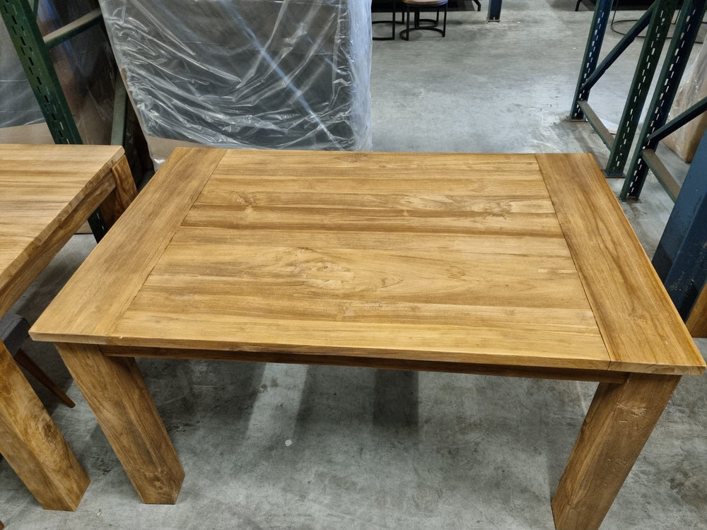 Eettafel teakhout robuust 140x90 cm met koplat (magazijn opruiming)