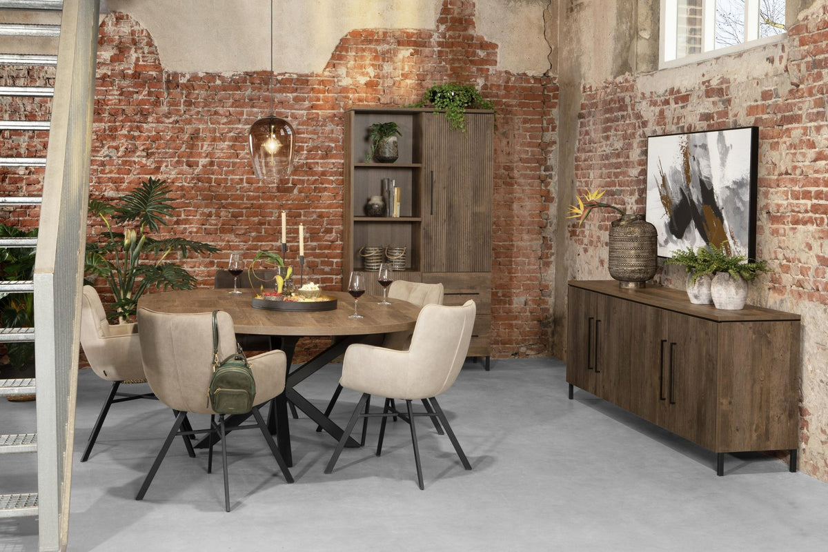 Eetkamer met ronde tafel en stoelen