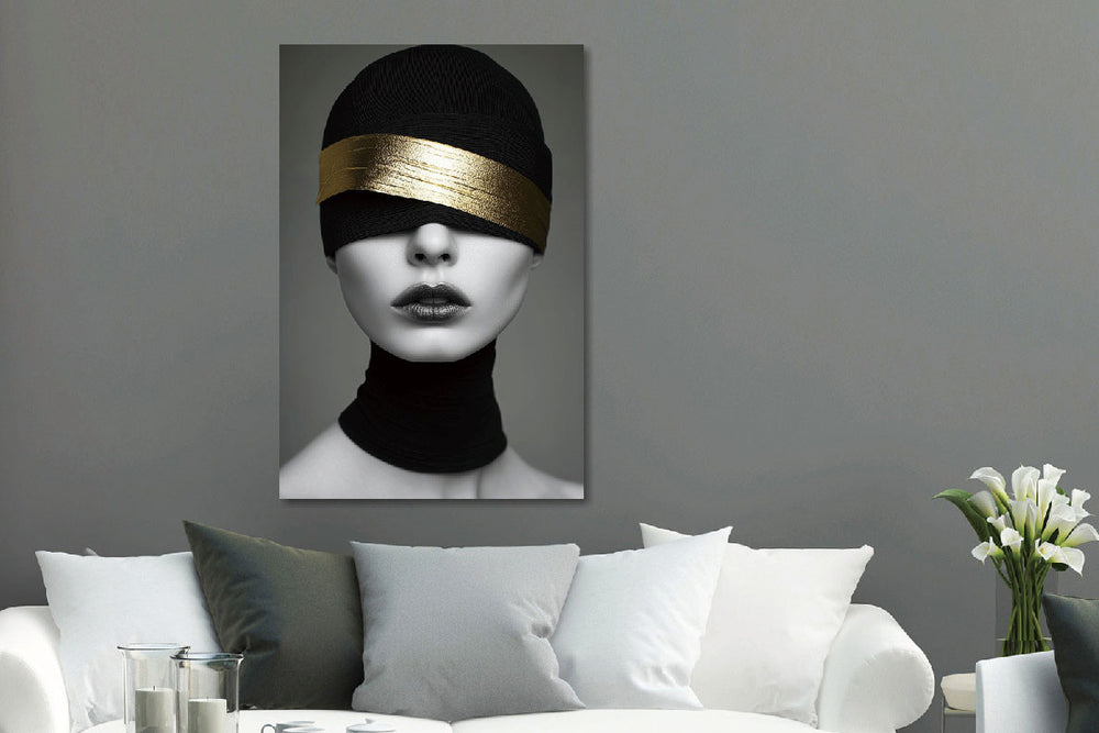 Glasschilderij Vrouw met zwarte muts en gouden hoofdband 80x120cm