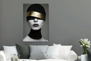 Glasschilderij Vrouw met zwarte muts en gouden hoofdband 80x120cm