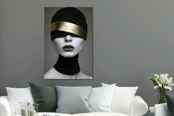 Glasschilderij Vrouw met zwarte muts en gouden hoofdband 80x120cm