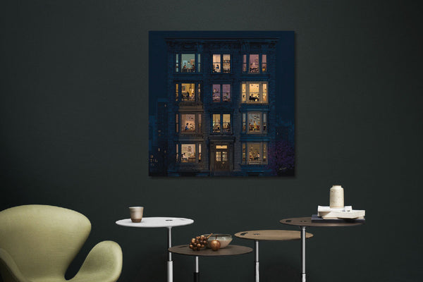 Glasschilderij  Flatgebouw in de avond 1 80x80 cm