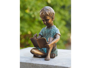 Bronzen beeld: jongetje met schrijfboek