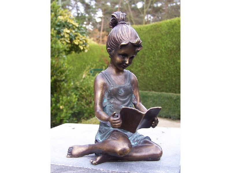 Bronzen beeld: meisje met leesboek