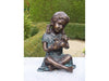 Bronzen beeld: meisje met knuffelbeer