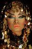 Glasschilderij vrouw gouden sieraad en make-up 80x120 cm