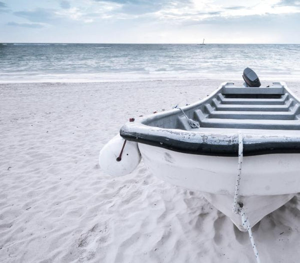 Canvas schilderij boot op strand 50x50 cm